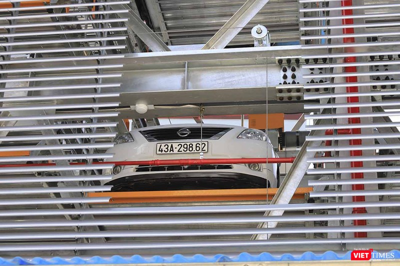 Một chiếc xe trên tầng cao Một chiếc xe trên tầng cao