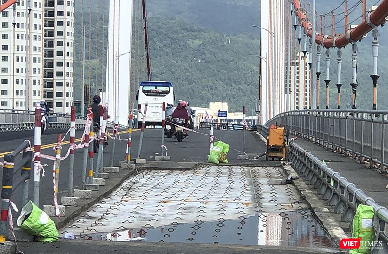 Một khu vực lớp phủ mặt cầu bị hư hỏng được bóc bỏ chờ thi công lớp phủ mới