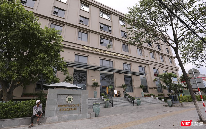 Trường St.Nicholas Shool với bảng hiệu là trường quốc tế
