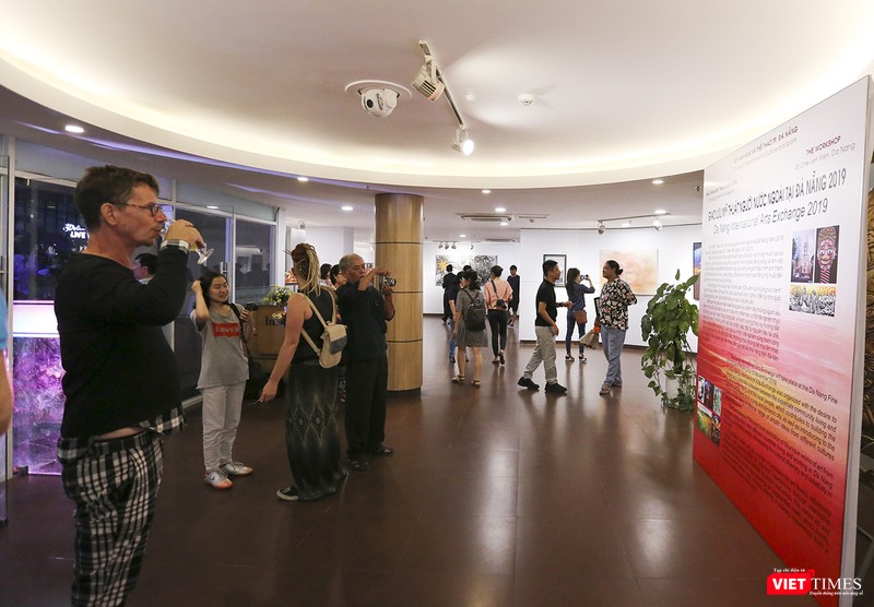 Quang cảnh đêm khai mạc triển lãm