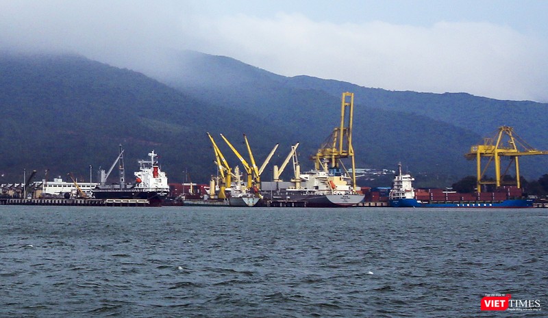 Cảng Tiên Sa nhìn từ vịnh Đà Nẵng