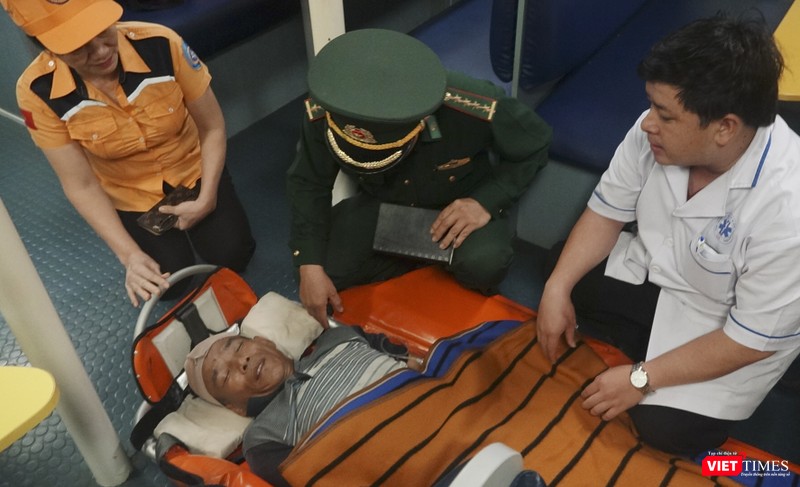 Ngư dân bị nạn được cấp cứu trên tàu SAR 412 (ảnh do SAR 412 cung cấp) Ngư dân bị nạn được cấp cứu trên tàu SAR 412 (ảnh do SAR 412 cung cấp)