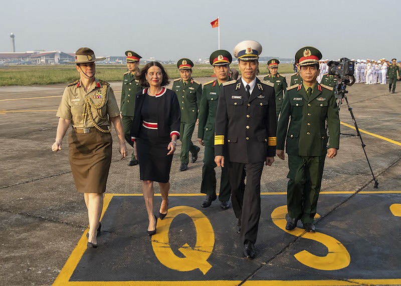 Chuẩn đô đốc Nguyễn Trọng Bình - Phó Tổng Tham mưu Trưởng Quân đội Nhân dân Việt Nam và bà Robyn Mudie - Đại sứ Australia tại Việt Nam tại lễ tiễn lực lượng