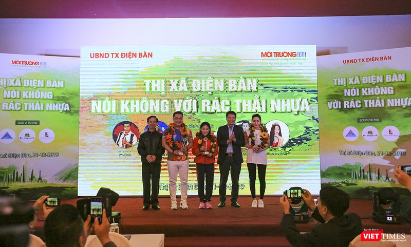 Đại diện tỉnh Quảng Nam, Tạp chí điện tử Môi trường và Đô thị tặng kỷ niệm chương cho các "đại sứ chương trình"