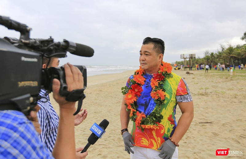 Diễn viên điện ảnh Lý Hùng trả lời phỏng vấn báo giới