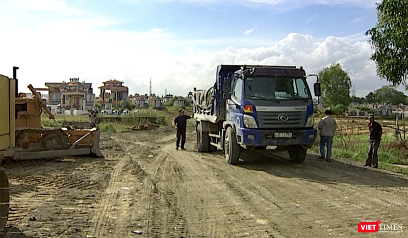 Mặc dù chưa thực hiện việc đền bù, giải tỏa, di dời, nhưng chủ đầu tư vẫn tập kết máy móc, phương tiện tiến hành san ủi gây ảnh hưởng đến cuộc sống người dân nơi đây