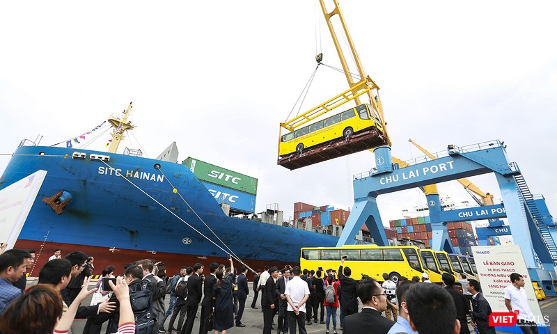 Chiếc xe bus đầu tiên của Thaco được chuyển lên tàu