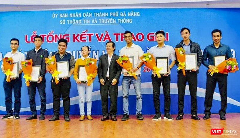 Phóng viên Tạp chí điện tử VietTimes (bìa phải) tại buổi trao Giải báo chí tuyên truyền TP năm 2019