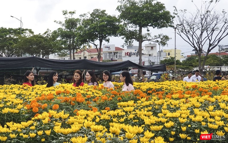 Thiếu nữ xúng xính áo dài du xuân