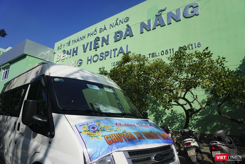Những chuyến xe nghĩa tình được Bệnh viện Đà Nẵng tổ chức suốt 3 năm qua nhằm giúp người bệnh giảm chi phí sinh hoạt điều trị, quên đi nỗi đau bệnh tật, đảm bảo sức khỏe về quê đón Tế