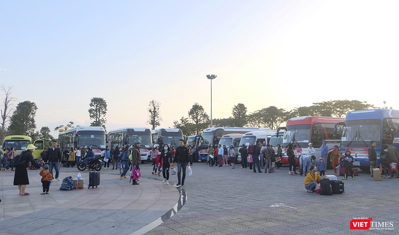 Sáng 22/1, hơn 60 chiếc xe đường dài đã đưa gần 2.500 đoàn viên Công đoàn, công nhân viên và người lao động có hoàn cảnh khó khăn đang sinh sống và làm việc tại các Công ty, Khu công nghiệp trên địa TP Đà Nẵng trở về quê để đón Tết cùng với gia đình