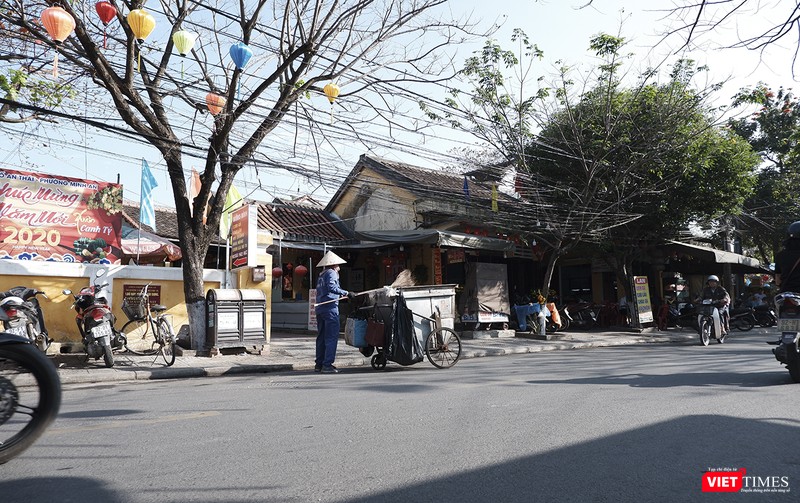 Công nhân vệ sinh vẫn cần mẫn làm sạch đường phố Hội An