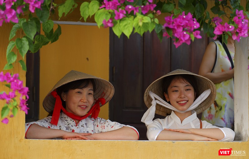 Du khách Hàn Quốc ngồi ngắm Hội An vào Tết