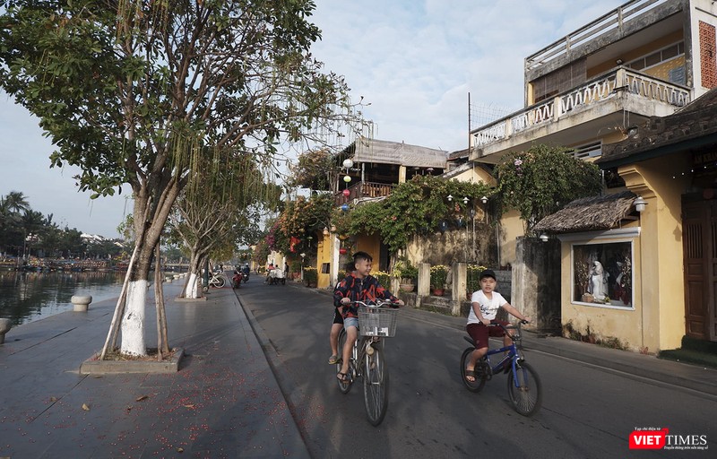 Trẻ em thong dong trên các con phố thưa vắng người trong ngày cuối năm