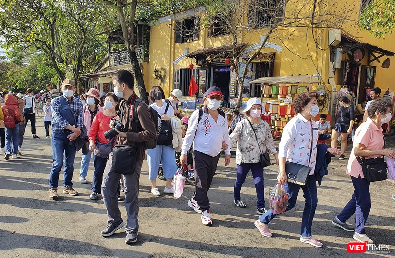 Mottj đoàn khách du lịch đeo khẩu trang tham quan Hội An Mottj đoàn khách du lịch đeo khẩu trang tham quan Hội An