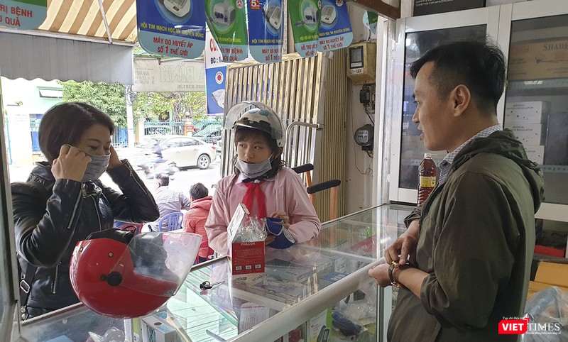 Người dân, du khách đến cửa hàng y tế mua khẩu trang tăng vọt Người dân, du khách đến cửa hàng y tế mua khẩu trang tăng vọt