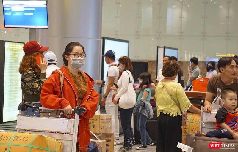 Du khách đeo khẩu trang tự bảo vệ mình tại Sân bay quốc tế Đà Nẵng
