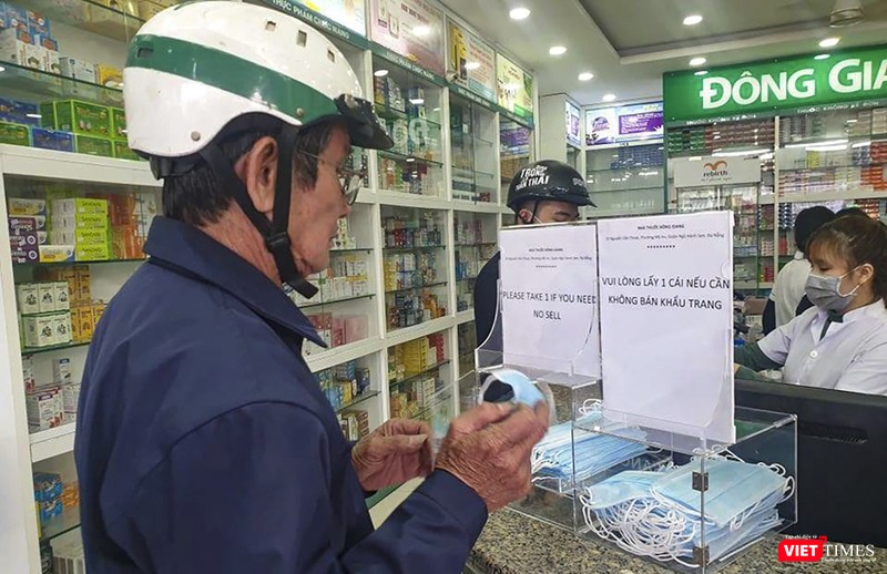 Người dân phấn khỏi nhận khẩu trang y tế miễn phí tại các tấm lòng sẻ chia