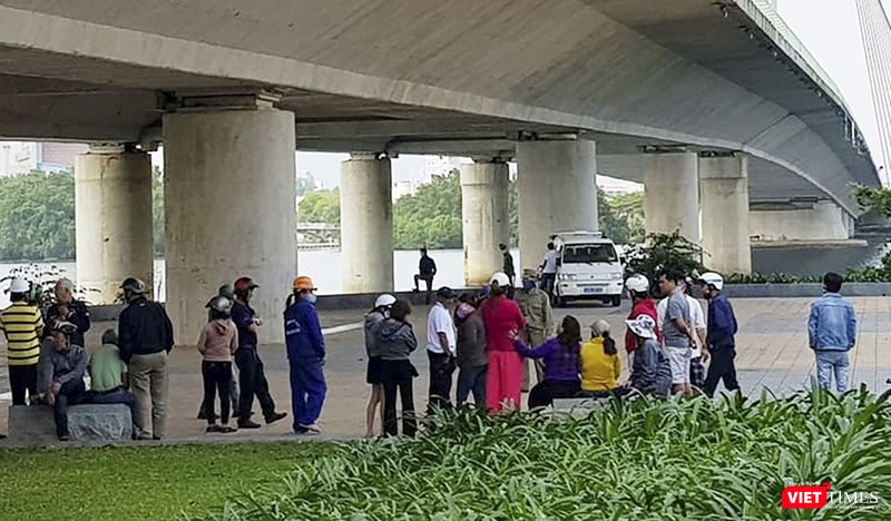 Người dân hiếu kỳ theo dõi vụ việc