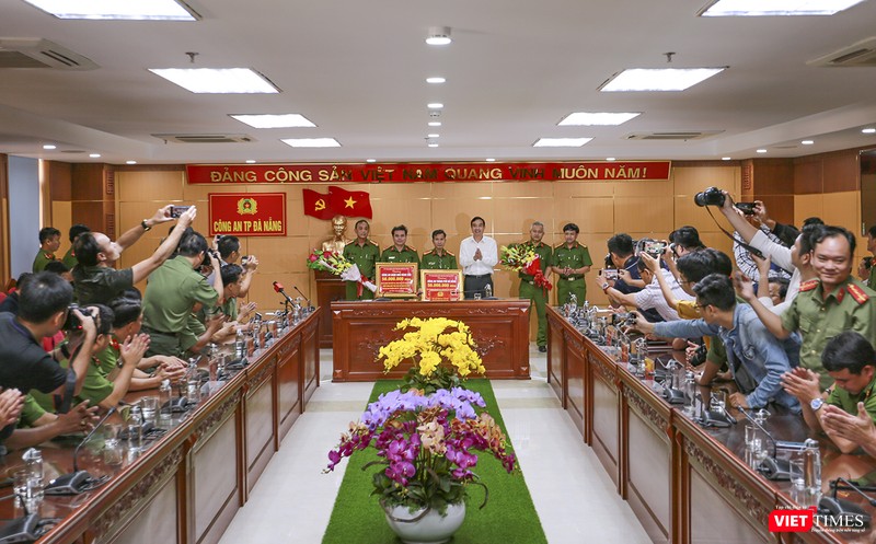 Ông Lê Trung Chinh - Phó Chủ tịch UBND TP Đà Nẵng thay mặt UBND TP tuyên dương, khen thưởng đối với ác lực lượng 100 triệu đồng vì đã nhanh chóng truy tìm hung thủ, góp phần tạo niềm tin trong quần chúng nhân dân