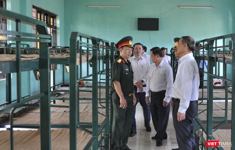 250 suất quân trang dùng chung (chăn, màn, chiếu, gối,…), dụng cụ cấp dưỡng và các nhu yếu phẩm đã sẵn sàng cho số công dân cách ly tại trung tâm