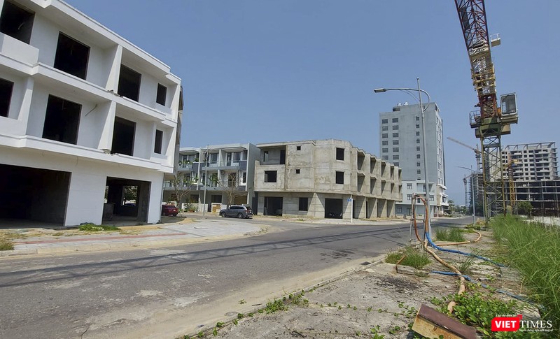 Dự án bị đình chỉ thi công để phục vụ điều tra với ngổn ngang thiết bị xe máy