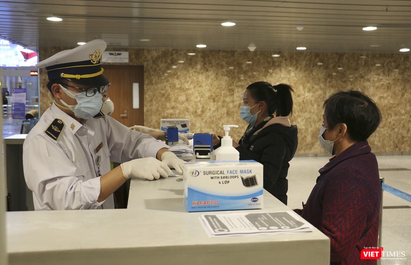 Rửa tay và cấp phát khẩu trang miễn phí ngay tại khu vực kiểm dịch