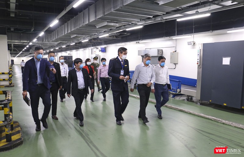 Thứ trưởng Bộ Y tế Nguyễn Trường Sơn trong một chuyến kiểm tra công tác phòng chống dịch tại sân bay quốc tế Đà Nẵng đã đánh giá cao công tác phòng chống dịch của TP Đà Nẵng