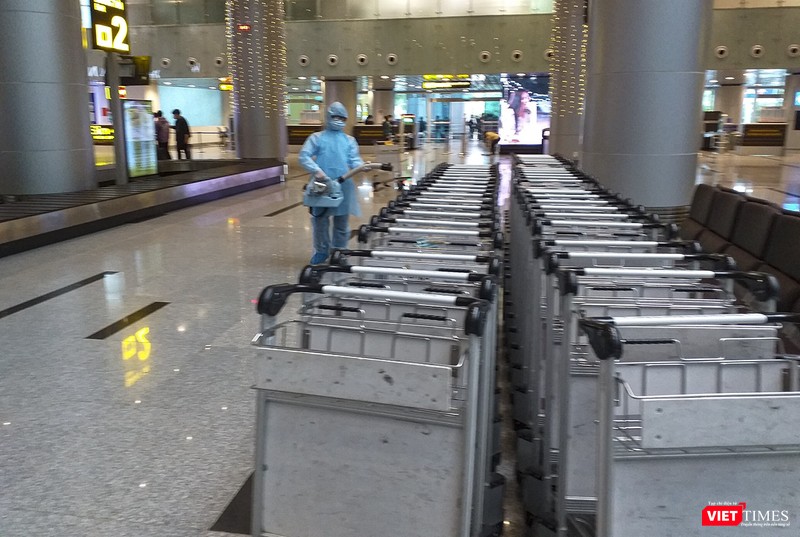 Sau mỗi trường hợp phát hiện nghi nhiễm, toàn bộ khu vực được khử trùng nghiêm ngặt