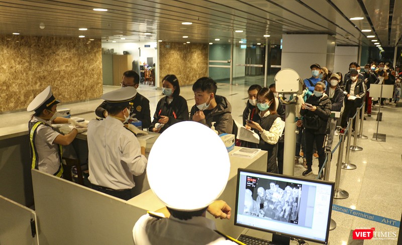 Giám sát thân nhiệt và điều tra dịch tễ đối với hành khách nhập cảnh sân bay Đà Nẵng Giám sát thân nhiệt và điều tra dịch tễ đối với hành khách nhập cảnh sân bay Đà Nẵng