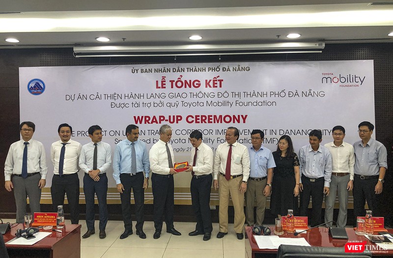 Ông Đặng Việt Dũng - Phó Chủ tịch Thường Trực UBND TP Đà Nẵng tặng quà lưu niệm cho đại diện Quỹ TMF và chụp ảnh lưu niệm cùng các đơn vị tư vấn, địa phương thụ hưởng