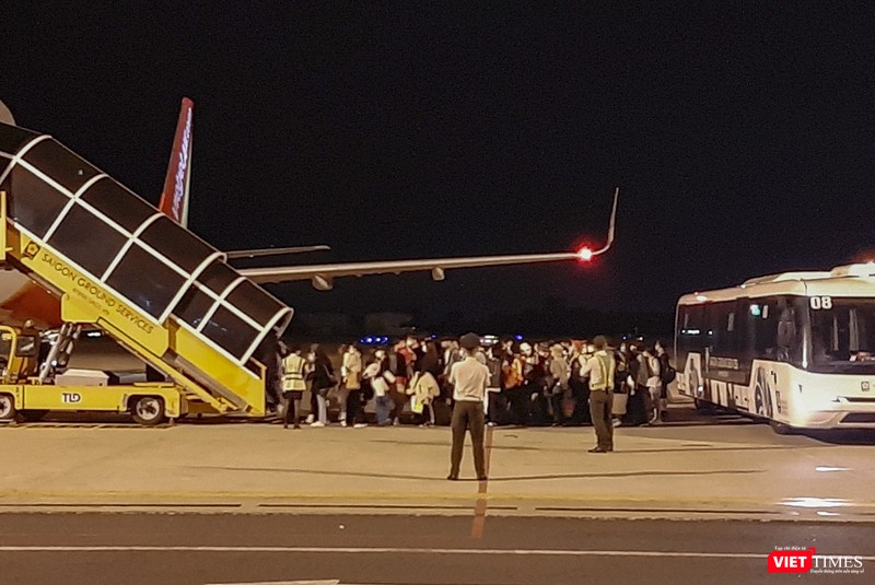 Đêm 25/2, rạng sáng 26/2, đoàn du khách Hàn Quốc từ TP Daegu đến Đà Nẵng hôm 24/2 đã cùng hơn 200 hành khách khác đã lên máy bay về Hàn Quốc. Đêm 25/2, rạng sáng 26/2, đoàn du khách Hàn Quốc từ TP Daegu đến Đà Nẵng hôm 24/2 đã cùng hơn 200 hành khách khác đã lên máy bay về Hàn Quốc.