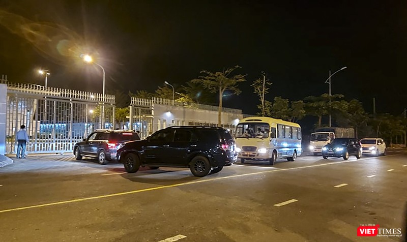 Đoàn xe đưa đoàn du khách Hàn Quốc ra sân bay Đà Nẵng để chở về lại quê nhà sau những diễn biến phức tạp của dịch COVID-19