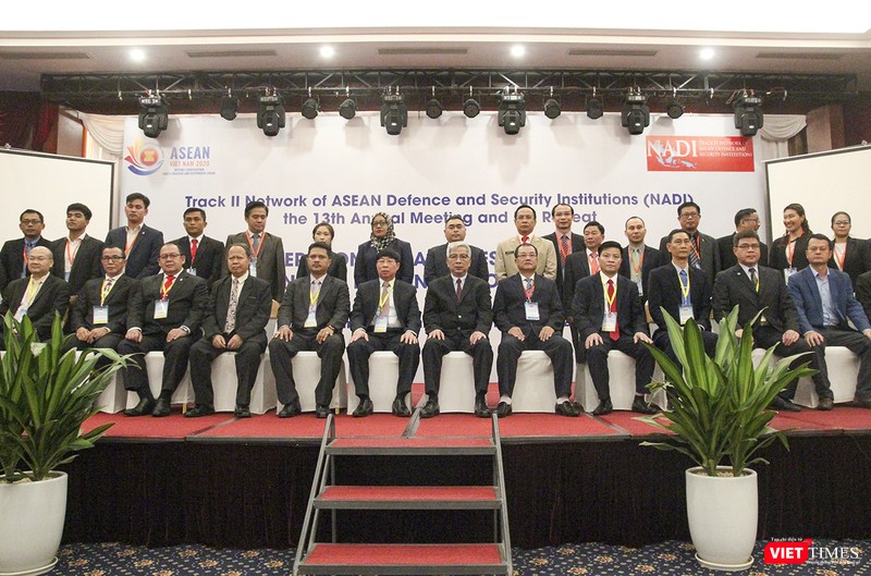 Các dại biểu chụp ảnh lưu niệm tại sư kiện Các dại biểu chụp ảnh lưu niệm tại sư kiện