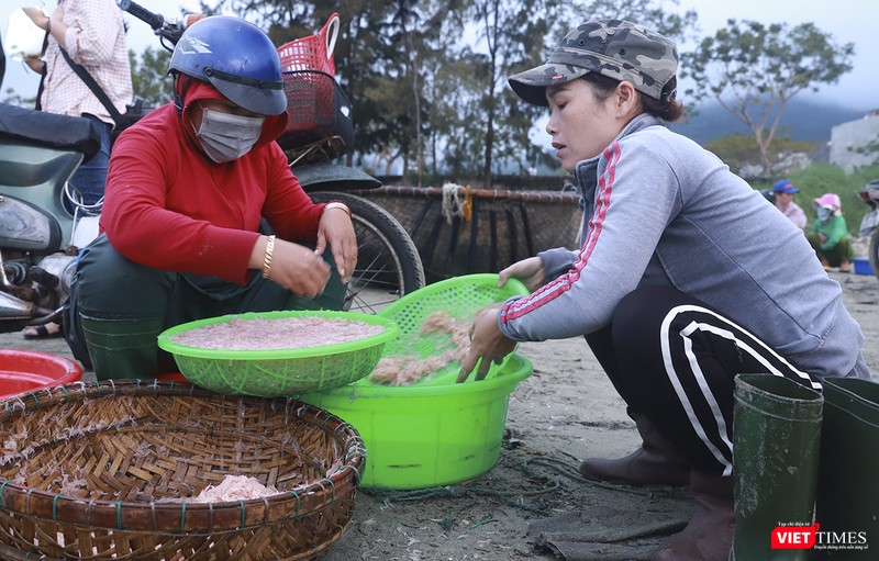 Ruốc tươi được sàn rửa sạch trước khi bán đến tay người mua
