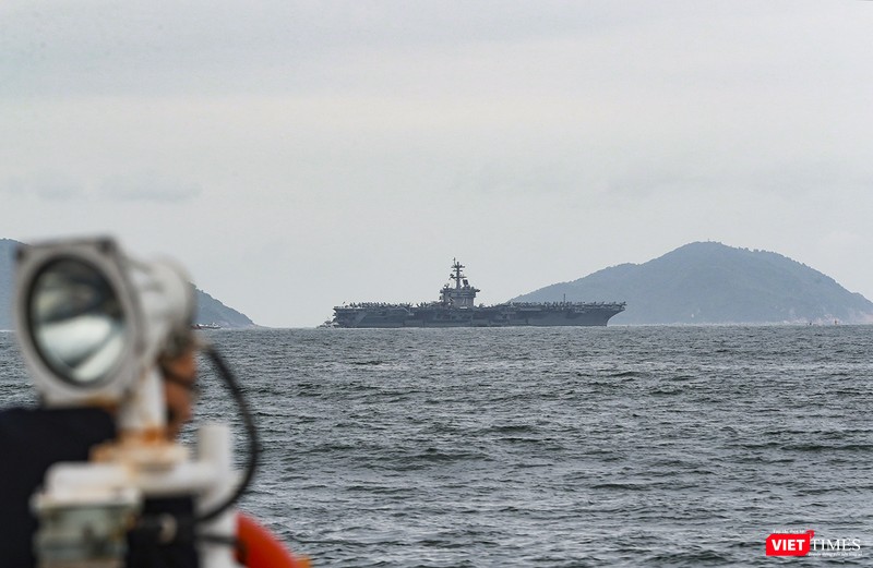 Vì lý do thời tiết, phóng viên báo chí vẫn không thể "đột nhập" được tàu sân bay USS Theodore Roosevelt
