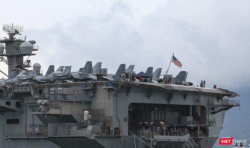 USS Theodore Roosevelt có sức chở tối đa khoảng 90 máy bay nhiều loại, bao gồm tiêm kích hạm F/A-18F Super Hornet, máy bay cảnh báo sớm E-2C Hawkeye và máy bay tác chiến điện tử EA-18G Growler.