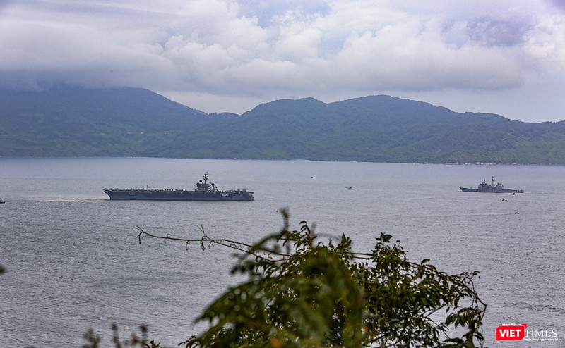Sáng cùng ngày, hàng không mẫu hạm USS Theodore Roosevelt (CVN-71) cùng tàu tuần dương hạm có USS Bunker Hill (CG-52) cũng tiến vào vịnh Đà Nẵng