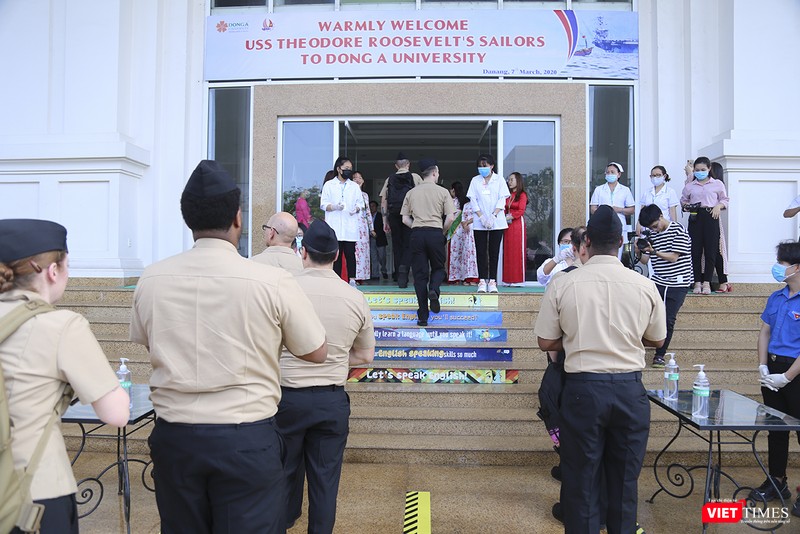 Thủy thủ đội tàu USS Theodore Roosevelt đến với Đại học Đông Á