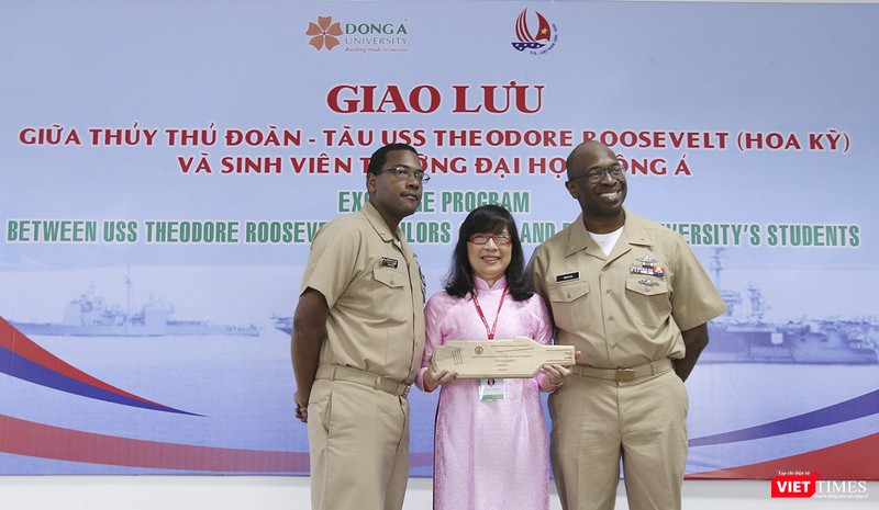 Đại diện thủy thủ đoàn tàu USS Theodore Roosevelt tặng quà lưu niệm cho lãnh đạo Đại học Đông Á (Đà Nẵng).