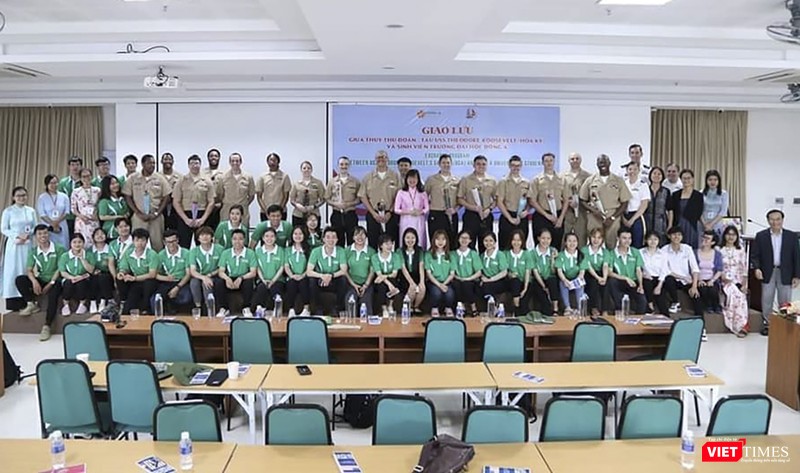 Chụp ảnh lưu niệm nhân chuyến thăm và giao lưu