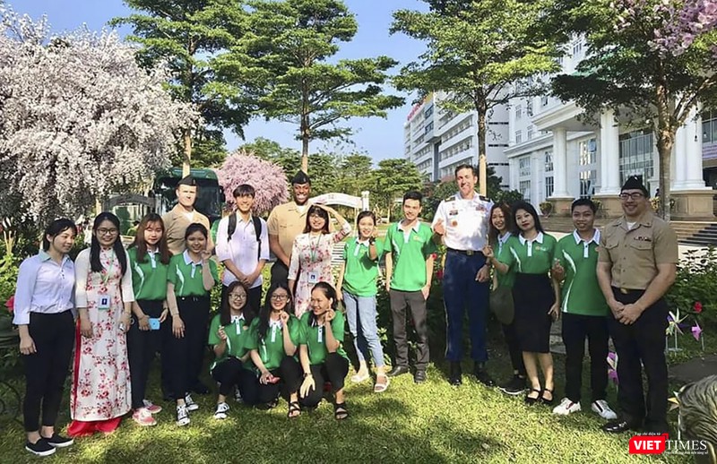 Ngày 7/3, thủy thủ đội tàu có hoạt động trao đổi ngôn ngữ với sinh viên trường ĐH Đông Á Đà Nẵng