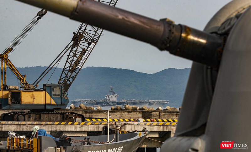 Tàu USS Theodore Roosevelt (CVN-71) nhìn từ cảng Tiên Sa