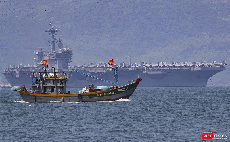 Tàu thuyền của ngư dân đi lại quanh khu vực tàu USS Theodore Roosevelt neo đậu