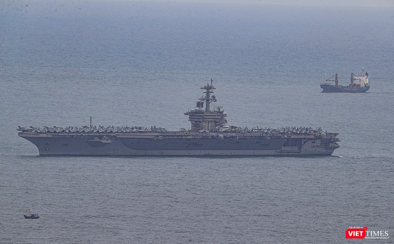 USS Theodore Roosevelt (CVN-71) trên vịnh Đà Nẵng