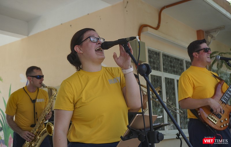 Sáng cùng ngày, thủy thủ đoàn có buổi biểu diễn âm nhạc tại Trung tâm nuôi dạy trẻ mồ côi Hoa Mai