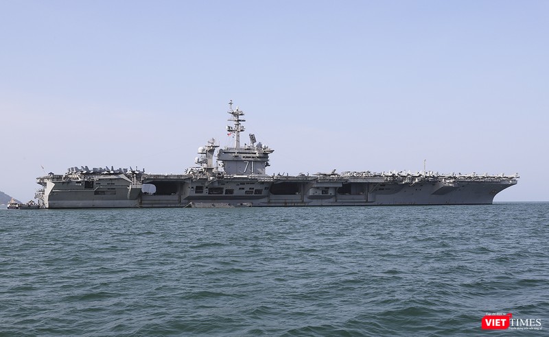 Chiều ngày 8/3, hoạt động tham quan tàu USS Theodore Roosevelt được mở trở lại
