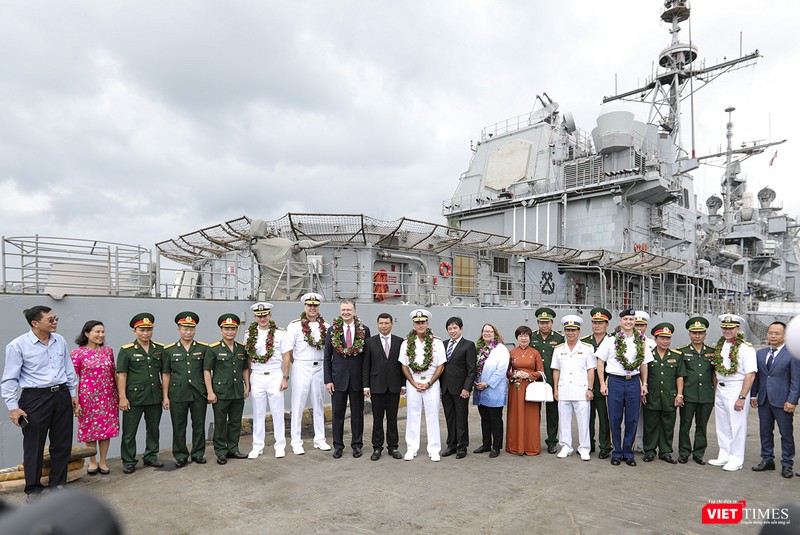 Chụp ảnh lưu niệm nhân chuyến thăm của đội tàu đến Đà Nẵng