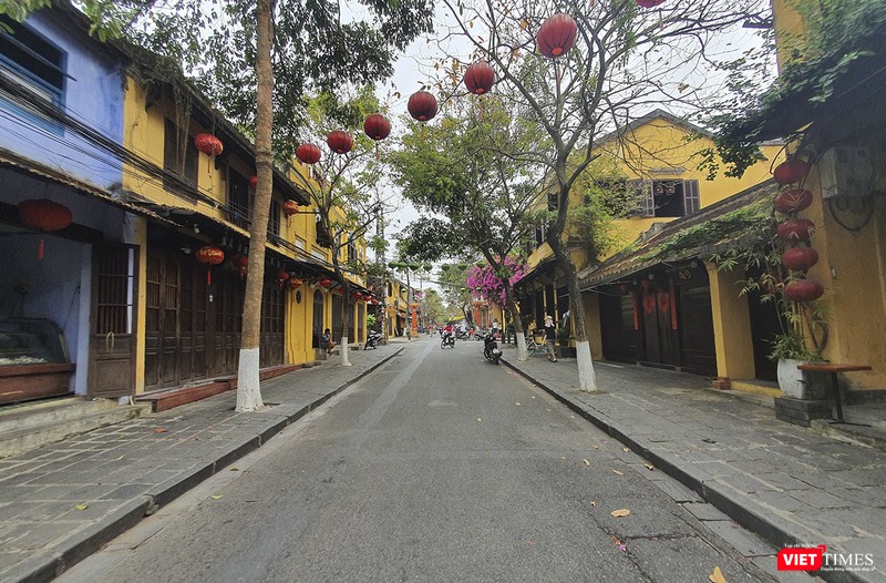 Phố cổ Hội An vắng hoe sau lệnh dừng hoạt động tham quan, đi bộ (ảnh Kevin Vũ-Thy Anh)
