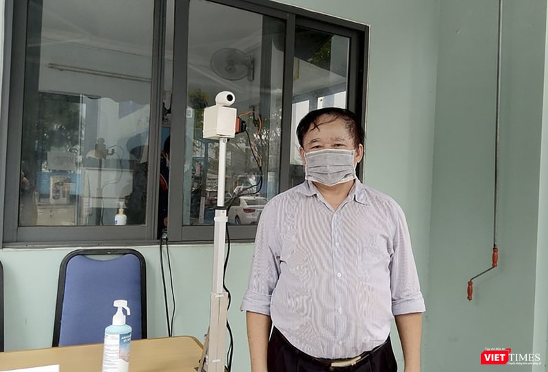 GS.TSKH.Bùi Văn Ga - nguyên Thứ trưởng Bộ GD&ĐT bên thiết bị đo thân nhiệt từ xa do chính ông và nhóm nghiên cứu chế tạo